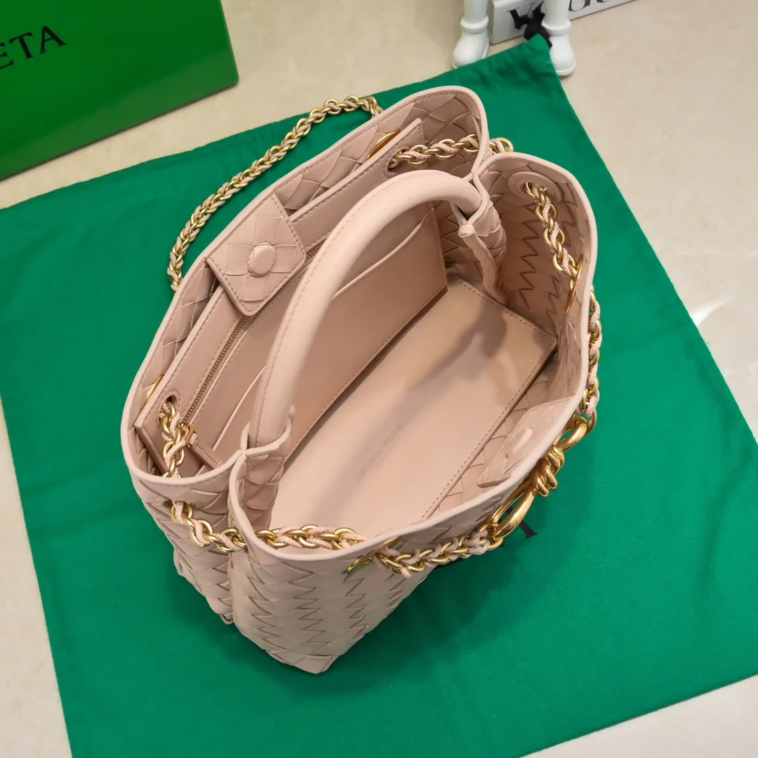 Batch 1960 BOTTEGA VENETA 2024 spring and summer new small ANDIAMO chain bag is also available! 🔥🔥I believe many friends have been waiting for a long time. The metallic chain adds a touch of sophistication to the original softness and elegance of Andiamo. The collision of classic craftsmanship and elegance creates a different kind of beauty. Style number: 6008 Size: 25*22*10.5cm